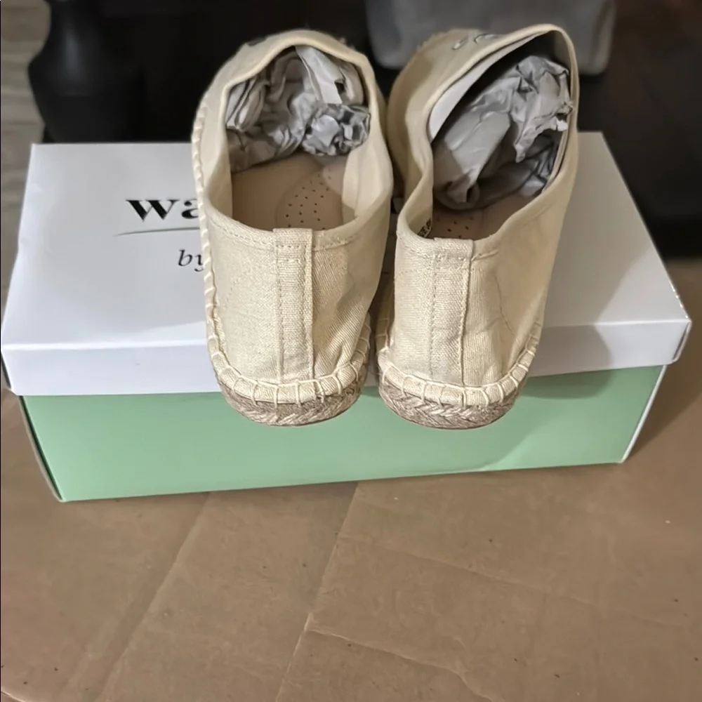 NIB Coldwater Creek Beige Espadrilles w/Blue Flower SZ 6.5 Wide RUN LARGER